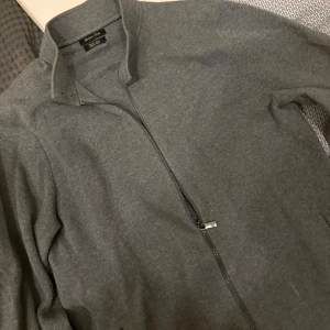 Grå ziptröja från Massimo Dutti - Grå ziptröja från Massimo Dutti. I väldigt fint skick. Storlek S 