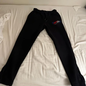 Trapstar tracksuit  - Jag säljer min Trapstar-träningsoverall som är i riktigt bra skick. Jag säljer den eftersom den inte riktigt är min stil, men den är i perfekt skick.