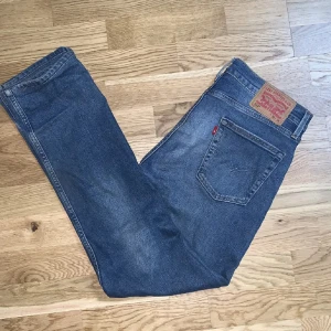 Levi's jeans - Snygga Levi's 513 jeans i klassisk blå denim💫. De har en slim straight passform. Är i bra skicka, kom gärna med frågor! Pris kan diskuteras