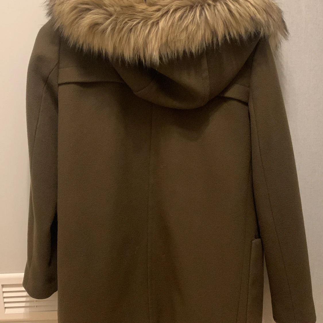 Brun kappa med fuskpäls från Zara Woman - 92