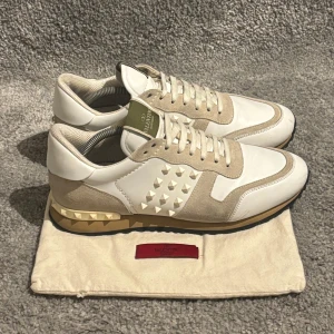 Valentino Rockrunners - Tja säljer nu dessa riktigt snygga valentino rockrunners som passar perfekt till vintern. Dem är i storlek 43 och är i super fint skick. Dustbag ingår. Hör av er vid frågor eller funderingar:)