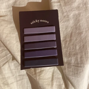 Lila sticky notes - Säljer ett set med lila sticky notes i olika nyanser. Perfekt för att organisera dina anteckningar eller markera viktiga sidor i böcker. Kompakt och lätt att ta med sig.