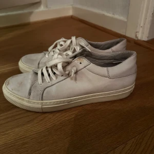 Vita sneakers från Wera - Säljer ett par vita sneakers från Wera. Skorna har en klassisk design med snörning och en bekväm sula.