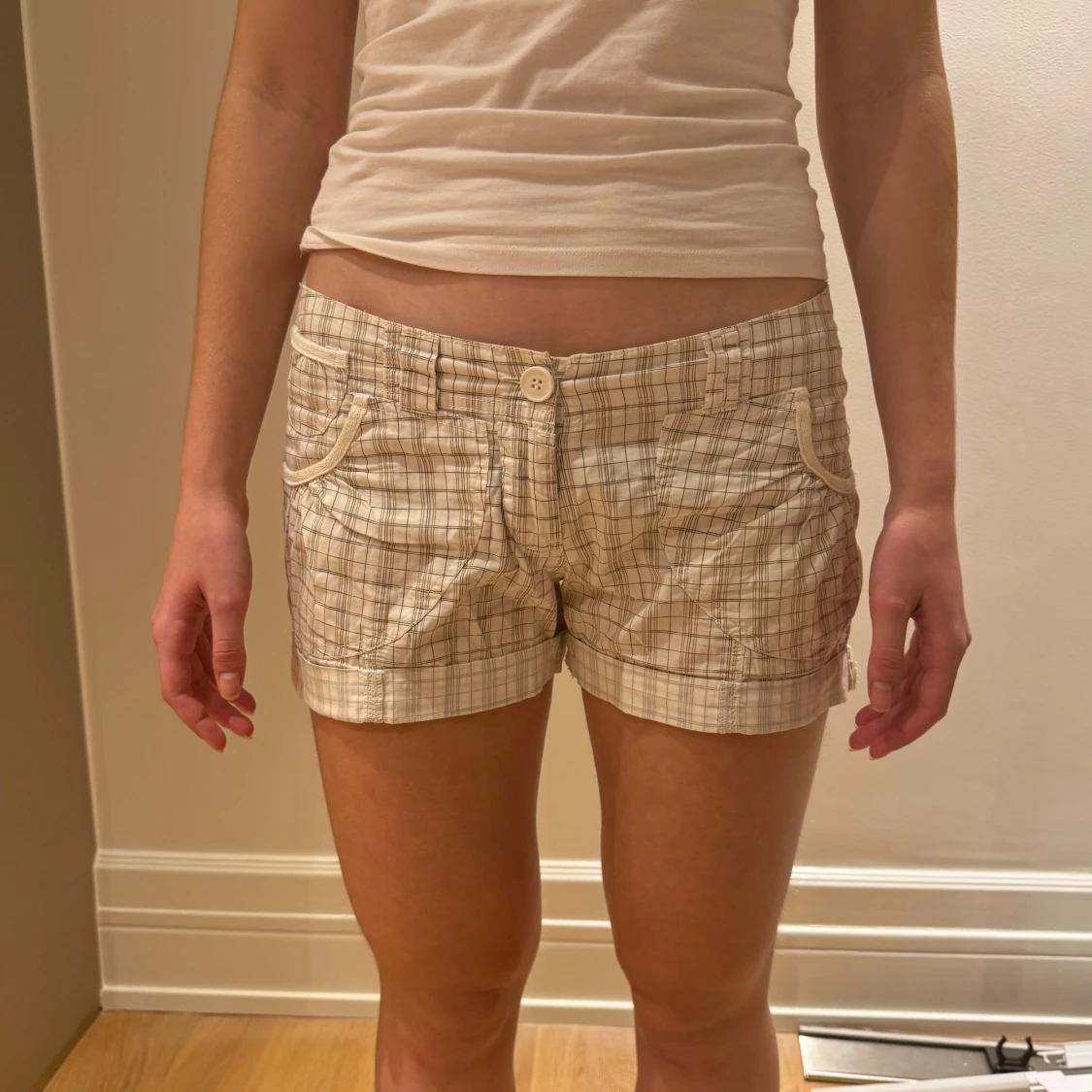 Grå vita Rutiga tygshorts  - 3