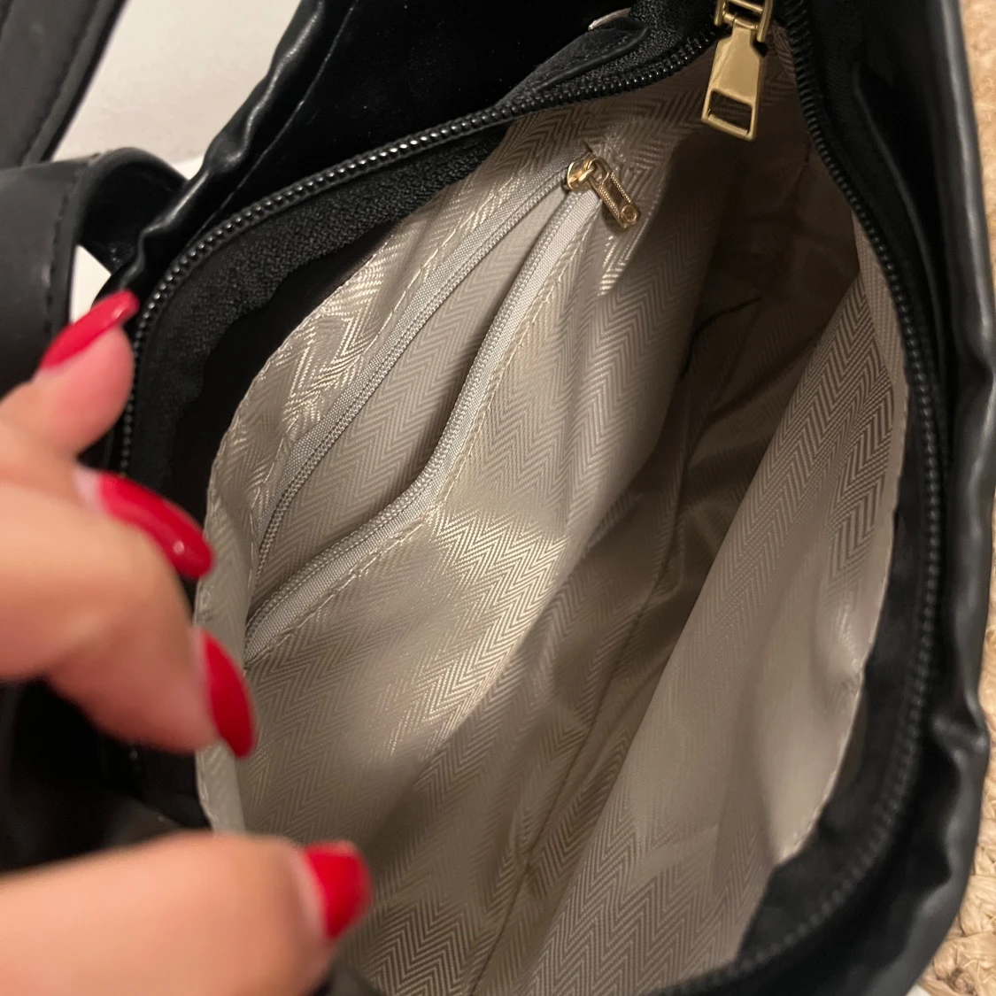 Svart axelväska. - 90