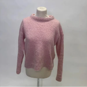 Rosa stickad tröja - Mysig rosa stickad tröja med långärmad design. Perfekt för kyligare dagar med sin mjuka och bekväma passform.