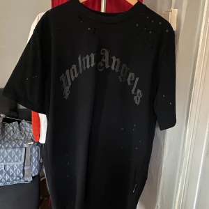 Palm Angels - Palm Angels T-shirt med tryck på framsidan. Strl M översize. 