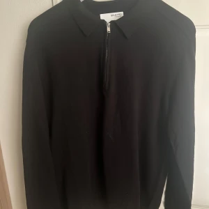 Svart långärmad tröja från Nelly Man - Snygg svart långärmad tröja från Selected Homme med dragkedja framtill, half zip. Jag har köpt två tröjor i fel storlek till min kille i julklapp och hittar inte ordernumret så kan inte skicka tillbaka dem. De är båda helt nya och fick precis hem dem. Svinsnygga men fel storlek. Köpte från Nelly Man och den här tröjan köpte jag för 599 + frakt. Om du vill köpa båda tröjorna så kan du få ett ”paketpris”. Fint mjukt material som heter Pima cotton. 