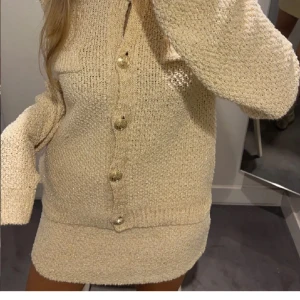 H&m glittrigt set - Set med en kjol och kofta glittrigt guld. Helt oanvänd och kjolen har prislapp kvar.