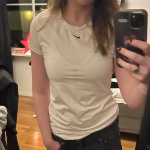 Nike tröja - Vit tränings T-shirt från Nike i bra skick, storlek S