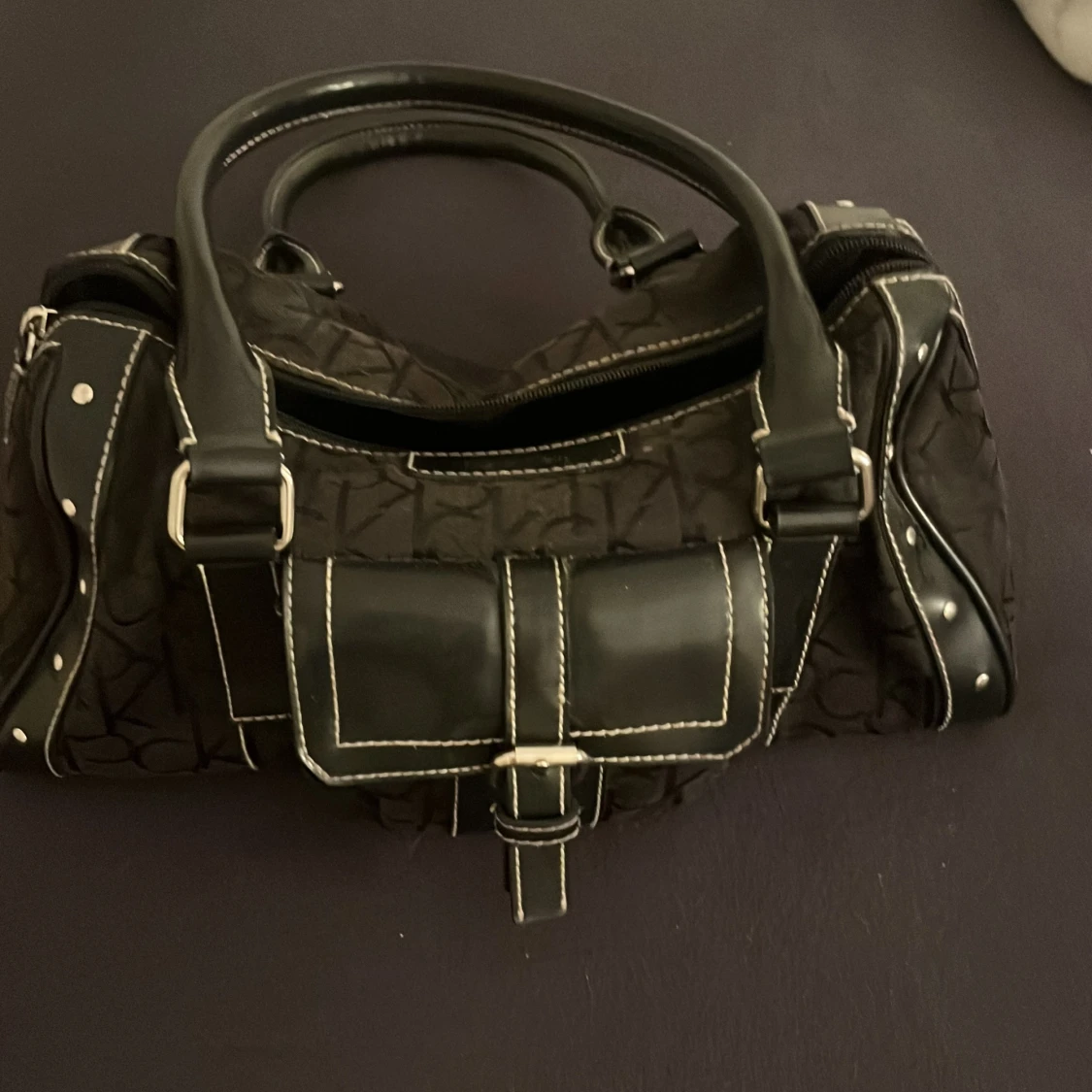 Svart axelväska med spänne - 92