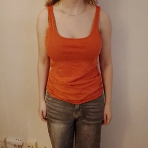 Orange/Röd Linne  - Orange/röd Linne från amisu i storlek s. Katt finns I hemmet