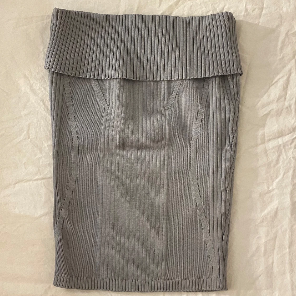 Grå ribbad topp från Gina Tricot