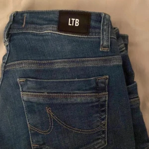 Ltb Jeans - Säljer mina älskade Ltb jeans. Säljer dem då ja tröttnat och tycker inte att dem passar på mig. Jag köpte dem i augusti men använt dem max 3 gånger. Köpte för 700 men säljer för 520 då dem är i bra skick!!! Inte mina bilder!!! Skriv för frågor eller funderingar❤️dem sitter lite löst på mig som oftast bär S i jeans! De är inte så tajta på mig heller! Om du bär M borde dem passa ganska bra! Men har storlek 28 i lois jeans och de är lite skillnad!❤️längd är 34!