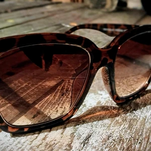 Leopardmönstrade solglasögon från Prestige - Snygga solglasögon med leopardmönster från Prestige. De har en fyrkantig form och bruna tonade glas. Perfekta för att ge en trendig touch till din stil.