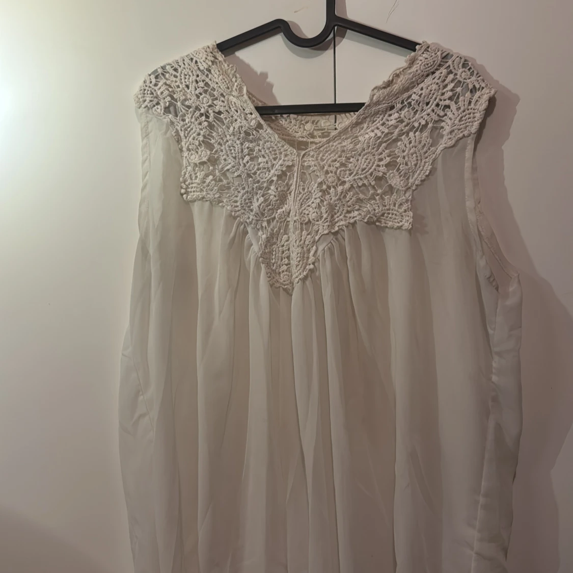 Vit ärmlös blus med spetsdetaljer - 91