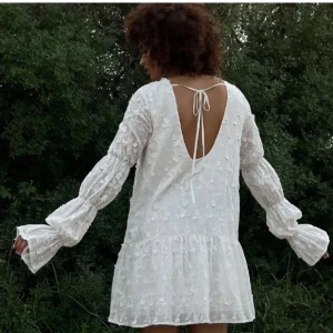 Student klänning - Vit stunder klänning perfekt till student eller skolavslutning💗