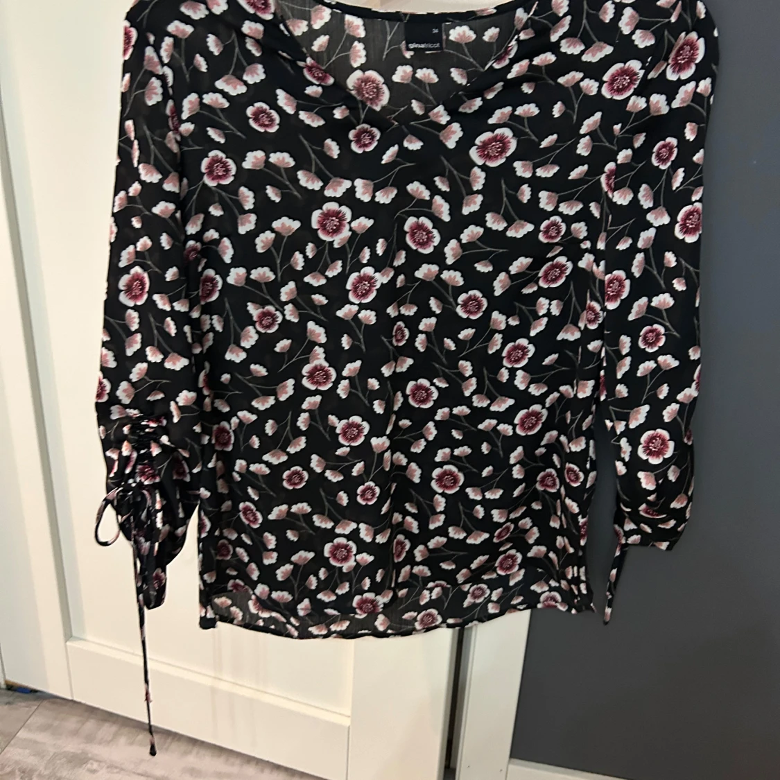 Blommig blus från Gina Tricot - 90