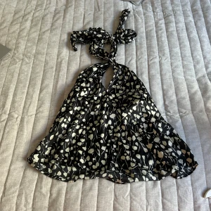 Svart och vit mönstrad halterneck topp - Snygg halterneck topp i svart och vitt med ett abstrakt mönster. Toppen har en knytning i nacken och en luftig passform. Zara halterneck topp Zara