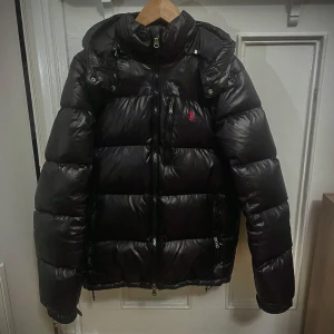 Svart dunjacka från Polo Ralph Lauren - Säljer min svarta dunjacka från Polo Ralph Lauren. Riktigt bra jacka när det är kallt ute. Säljer för att jag vill hitta en ny jacka . Pris kan diskuteras
