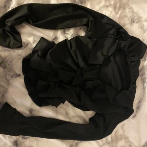 Svart blus  - Mycket fin blus i ett bra skick, aldrig använd och bara hängt i min garderob. 