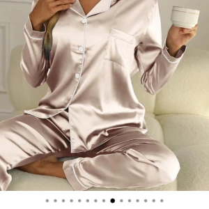 Siden pyjamas set Eva Jonsson - Helt ny pyjamas i färgen ”champagne” . Prislapp och kartong kvar, säljer pga den ej passa mig. 