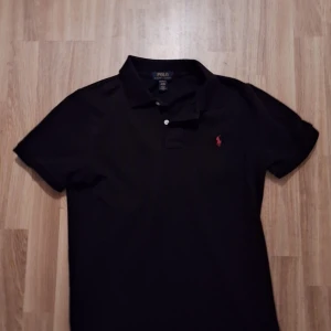 Pikétröja ralph lauren - En riktigt schysst pike från polo Ralph Lauren, tröjan passar S och M beroende på hur man vill att den ska sitta. Om ni har några frågar hör av er! Priset är inte hugget i sten