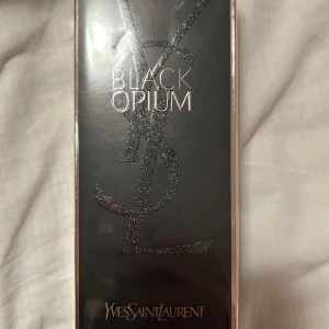 Black Opium shimmering bodylotion från Yves Saint Laurent, 200 ml - Säljer en oanvänd bodylotion från Yves Saint Laurent, Black Opium. Förpackningen är svart med glittrande detaljer och den ikoniska YSL-loggan. Perfekt som julklapp/present