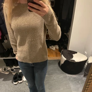Beige stickad tröja - Säljer en beige stickad tröja från Vero Moda. Välanvänd men inte defekter eller liknande, endast lite nopprig. Säljer då den inte riktigt är min stil och inte får nån använd av den. Hör av er för funderingar 💓