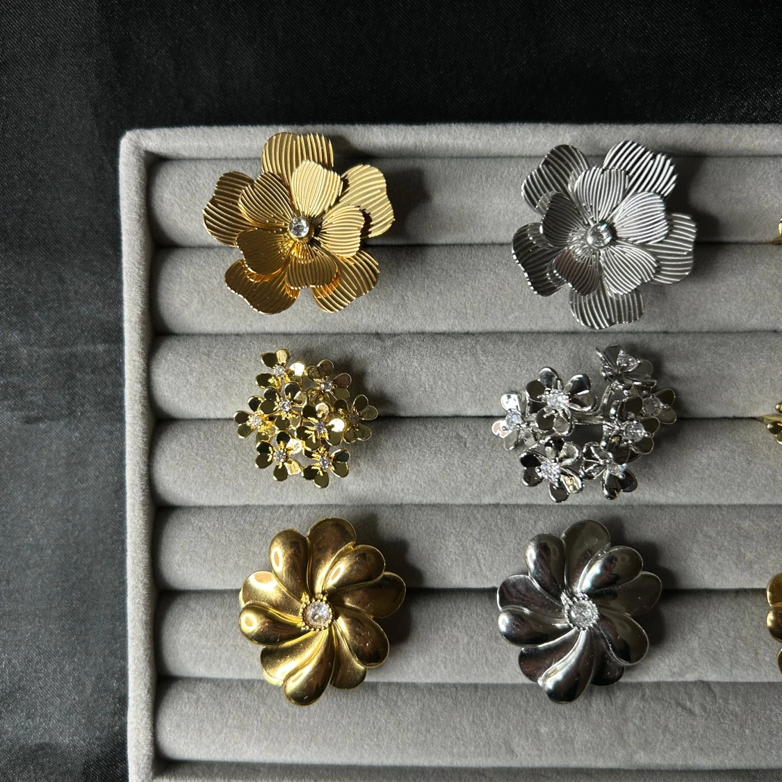 Blomformade ringar i guld och silver - 90