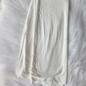 Ny lycra hijab  - Helt ny lycra hijab i färgen crème, längd 180cm bredd 65cm. Kolla in min profil för fler färger.