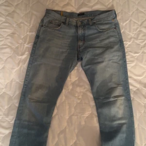 Ljusblå jeans från Meltin' Pot - Snygga ljusblå jeans från Meltin' Pot. Perfekta för en avslappnad stil. Märkeslapp i brunt läder baktill. W36 L34