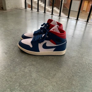 Nike Air Jordan 1 Mid French Blue - Nike Air Jordan 1 Mid French Blue i bra skick, varsamt använda. Har lite crease men annars ingen ”skada”. Nypris ca 1100, köptes på Zalando förra julen. Enbart frakt. 