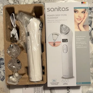 Sanitas Power Deep Pore Cleanser - Sanitas Power Deep Pore Cleanser använder vakuumteknik för effektiv djuprengöring av porer. Inkluderar 10 utbytesfilter och har en LED-display för batterinivå och intensitet. Laddningstid är 5 timmar och den kan användas i 90 minuter utan sladd. Passar alla hudtyper! 