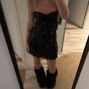 volangklänning med paljetter 🖤 - perfekt till jul eller nyår !! för referens är jag 176. köp gärna direkt 🖤