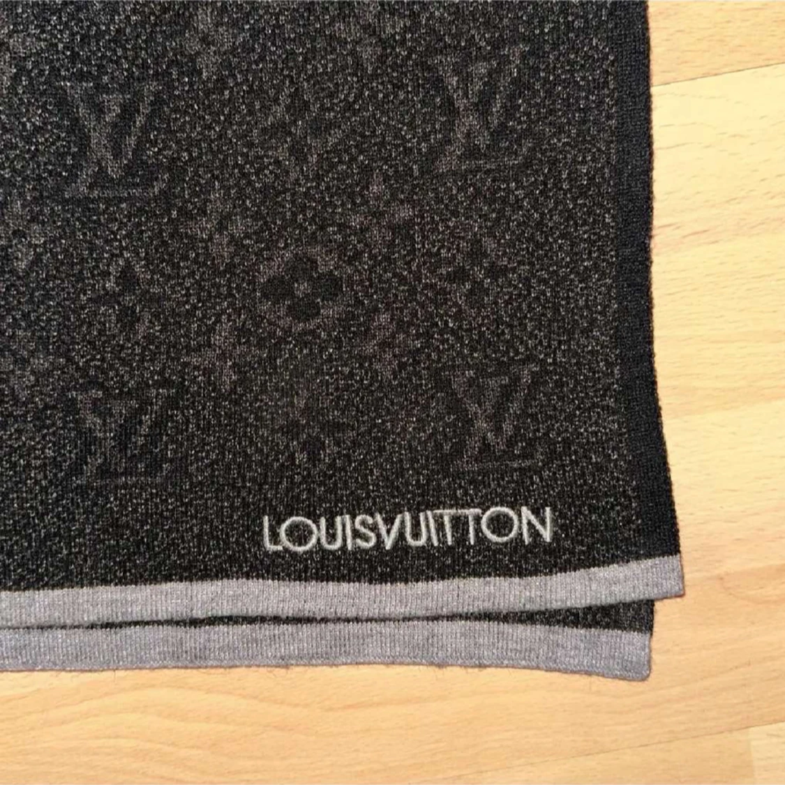 Svart halsduk från Louis Vuitton - 91