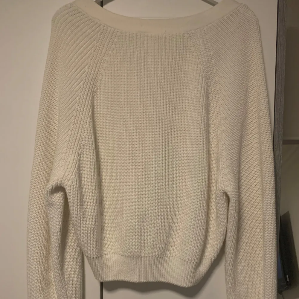 Säljer en mysig vit stickad kofta från Monki då den inte kommer till användning💕Den är i nyskick utan defekter och väldigt sparsamt använd 💕. Neuletakit & Villapaidat.