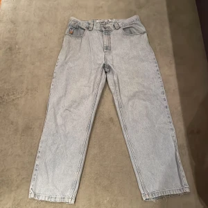 Ljusblå jeans med unik patch - Polar 93! Denims i ljusblå färg, bra skick med endast små uppvakningar på baksidan.. Säljes pga bytt stil! Är storlek 34/32 men passar jättebra om du har 32/32 eller liknande.