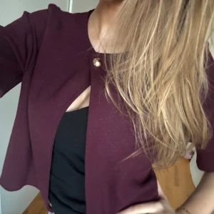 Vinröd jacka från Gina Tricot - Snygg vinröd jacka från Gina Tricot med trekvartsärm och med en asnajs guldknapp🥰🥰