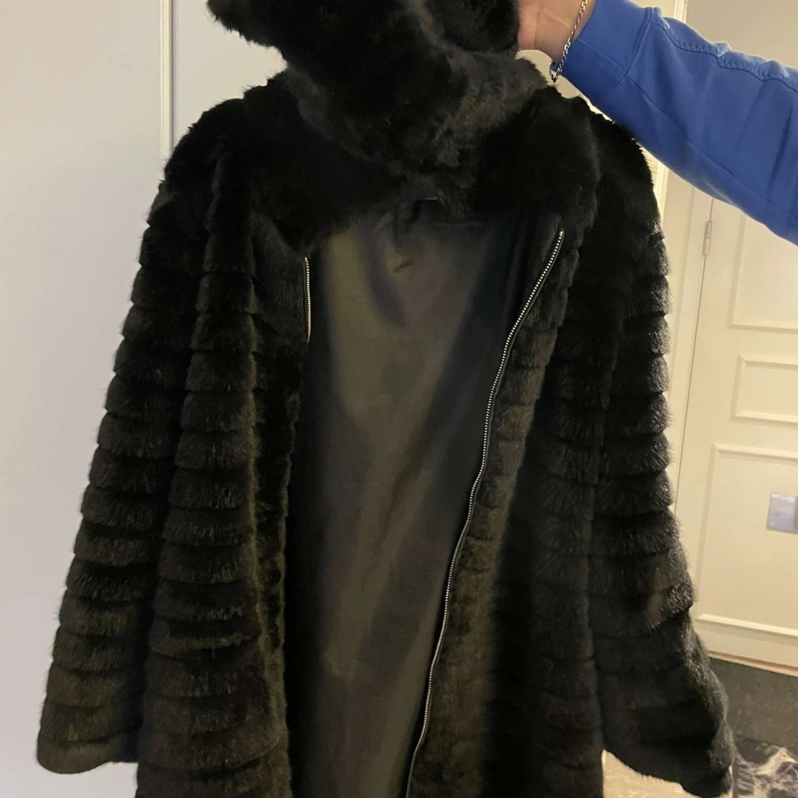 Svart pälsjacka från J&J