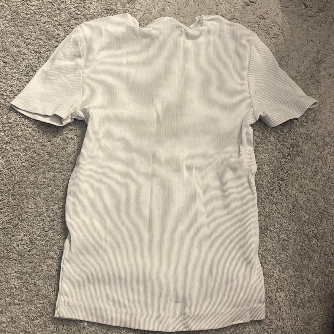 Vit ribbad t-shirt från BIK BOK - 91