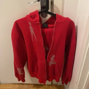 Röd rhinestone set från named collective - Skit snygg set från named collective. Den finns inte kvar på hemsidan och köpte den för över 2000kr. Använd ett par gånger och vissa rhinestones har lossnat men skit bra kvalite 