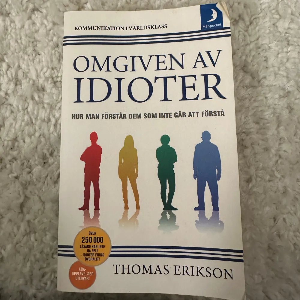 Boken 'Omgiven av idioter' av Thomas Erikson handlar om hur man kan förstå och kommunicera med olika personlighetstyper. Den beskriver en metod för att sortera människor i färgkategorier baserat på deras beteenden. Perfekt för den som vill förbättra sina sociala färdigheter och förstå sin omgivning bättre.. Böcker.