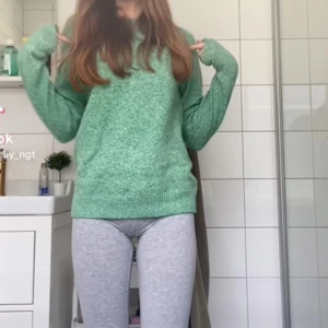 Grön tröja från Vero Moda - Säljer en snygg grön tröja från Vero Moda. Tröjan har en klassisk design med långa ärmar och rund hals. Perfekt för en stilren och bekväm look. använd 1 gång köpt för 700 säljer för 450 pris kan diskuteras 💕