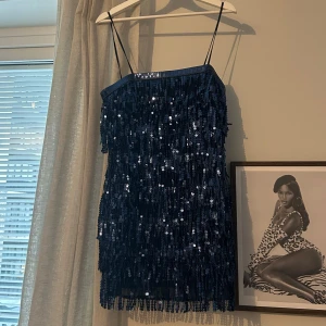 Glitterklänning - Jättefin pajettklänning från Pull&Bear i storlek 38/M som endast är använd 1 gång! 💙🪩✨Passar mig som är S/M!! Jättefin till nyår tänker jag