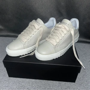 Numeris Acrilyc Grey - Snygga beige sneakers från Numeris med stilren design. Skorna har snörning och en vit sula som ger en fräsch look. Perfekta för en avslappnad stil. Skorna är för små för mig och är därför till salu. Det tillkommer även extra skosnören. Skorna är köpta för 2200kr!! För mer bilder/videos skriv!! Pris kan diskuteras!!