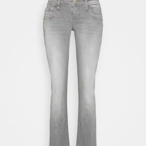 Grå ltb Valerie bootcut jeans lågmidjade  - Så snygga och populära grå bootcut lågmidjade jeans från LTB, modellen valerie 🥰🥰 W28 L32. Jättefint skick 💓Typ helt slutsålda överallt! Eftertraktade!! Nypris 800kr