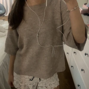 Beige stickad tröja - Supersnygg och populär beige stickad tröja från lager 157, hyfsat basic och passar till det mesta🥰