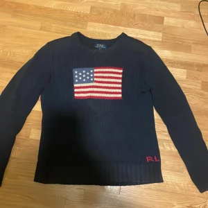 Ralph lauren flagg tröja - Ralph lauren flagg tröja i jättefint skick. Knappt använd. 