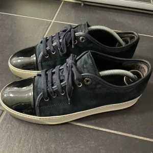 Lanvin Sneakers (Intressekoll) - Intressekoll på dessa marinblå lanvin sneakers. Storlek UK7 = EU 41 men sitter som 42. Skick 8/10. OBS! Skriv dm om du är intresserad! Skorna samt dustbag medföljer. 